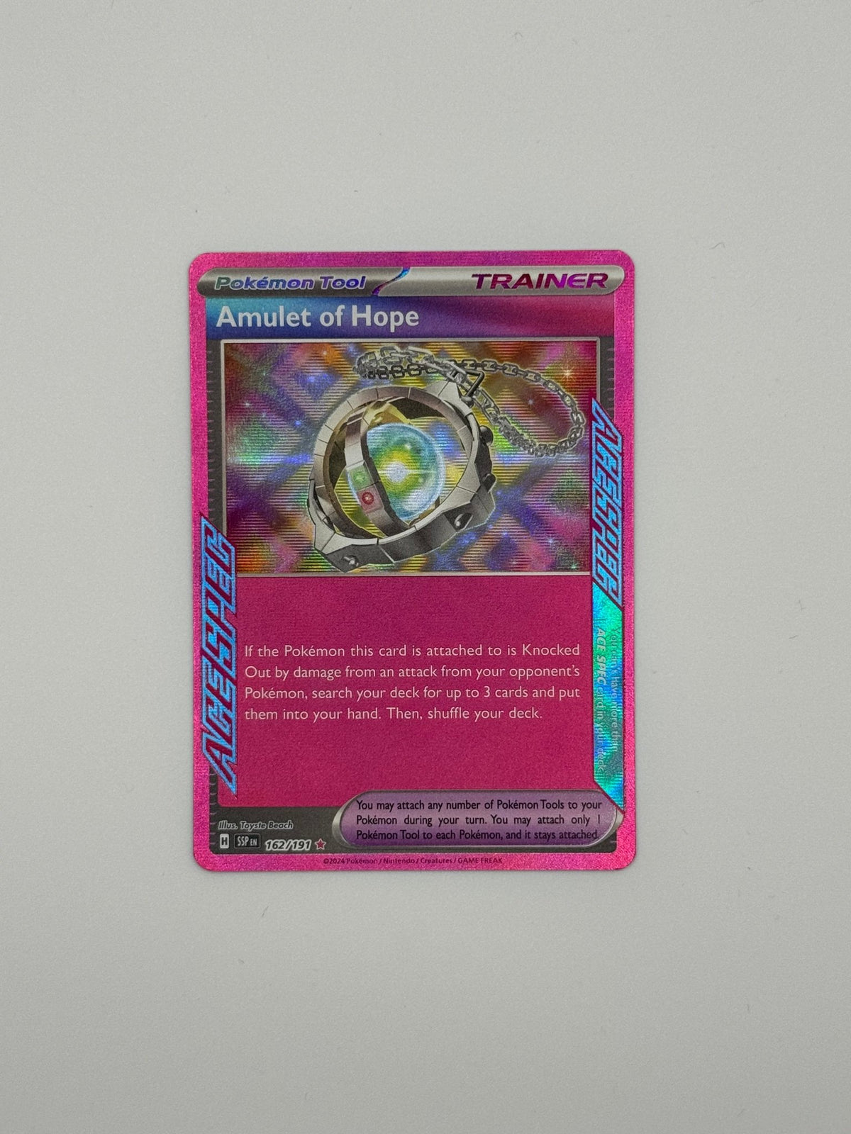 Trainer-Karte „Amulet of Hope“ mit violettem Rand und Farb-Illustration