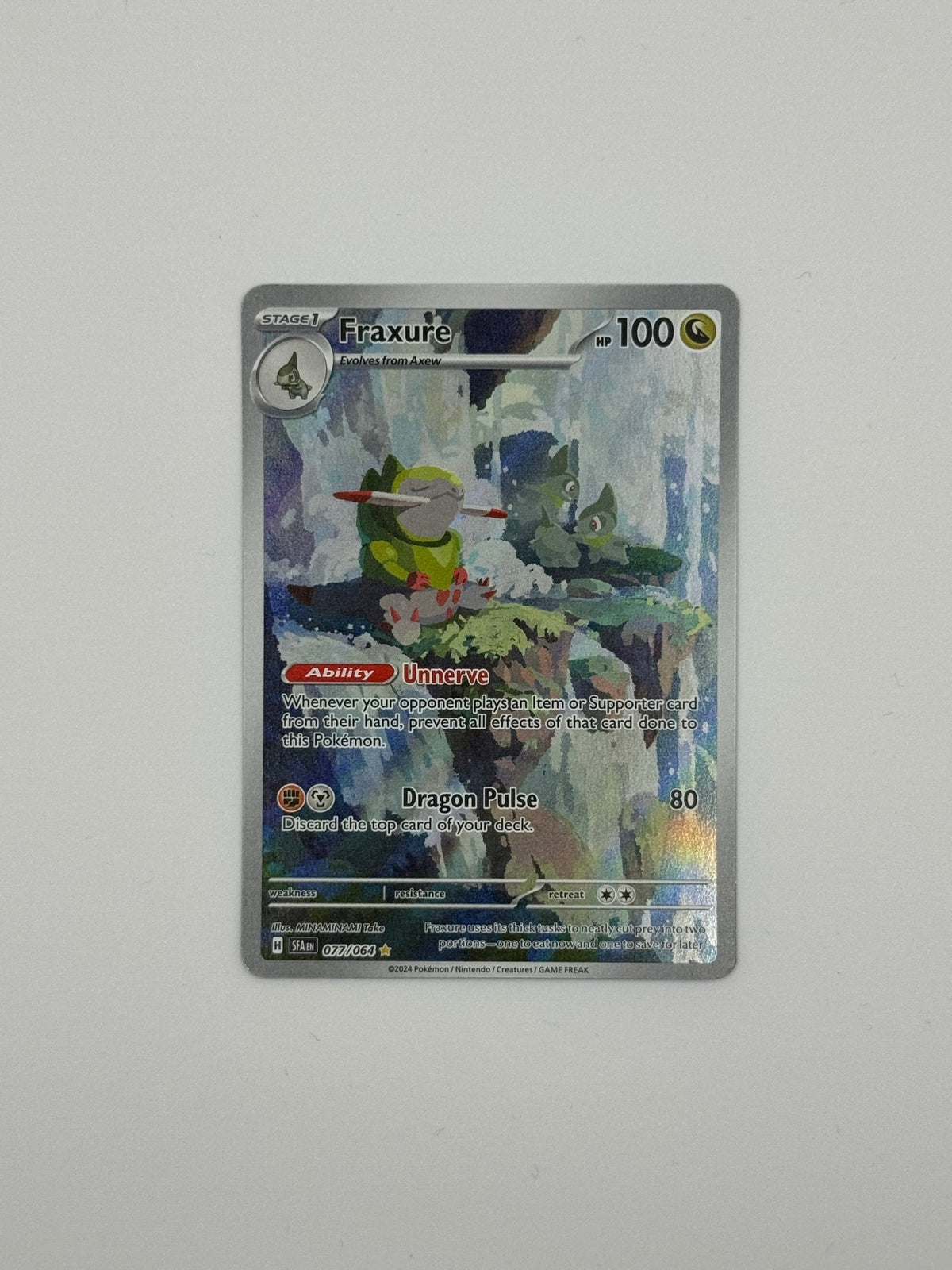 Pokémon-Karte Fraxure mit glänzender Illustration, 077/064, 100 KP