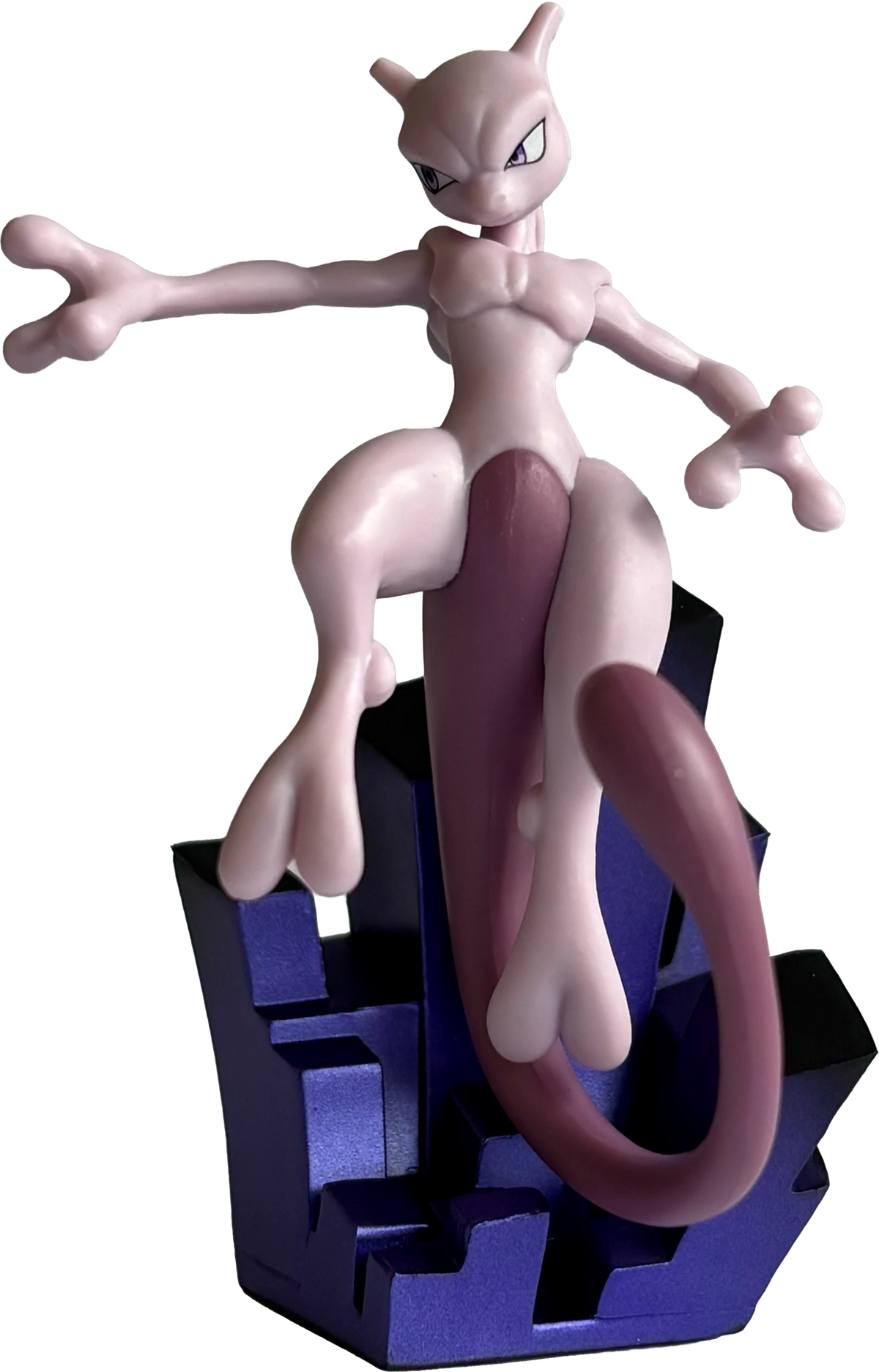 Mewtwo-Figur mit langem Schwanz und violettem Körper auf dunkler Standschale