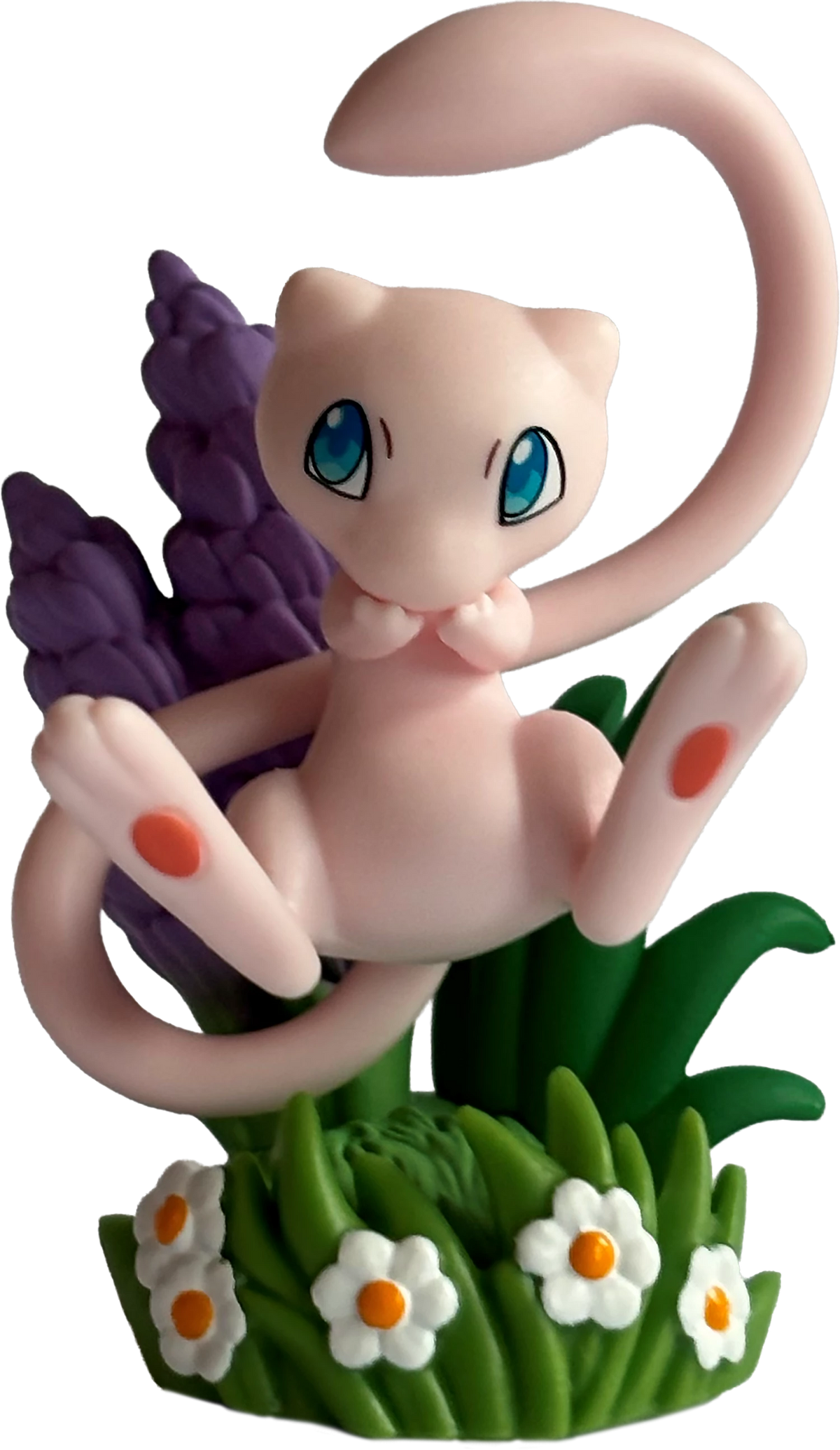 Mew-Figur in Creme mit violetter Schwanzspitze und grünen Blumen, freistehend