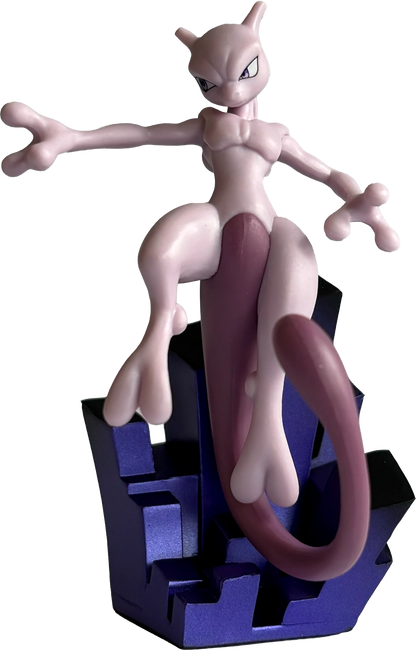 Mewtwo-Figur auf blauem Sockel, stehende Figur mit ausgestreckten Armen