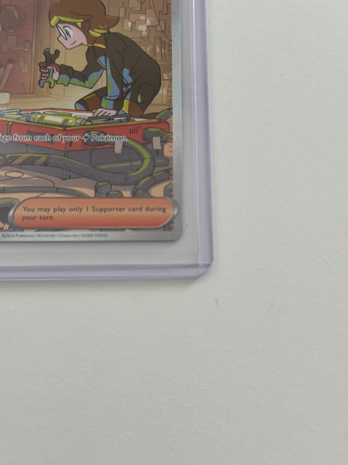 Pokémon-Karte Clemont's Quick Wit in Hülle, schräger Blick auf die Vorderseite