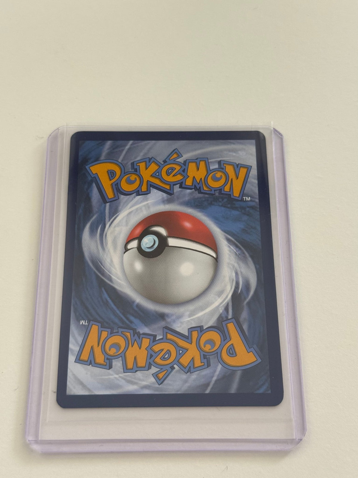 Pokémon-Karte in Hülle, Rückseite mit Pokémon-Logo und Pokéball