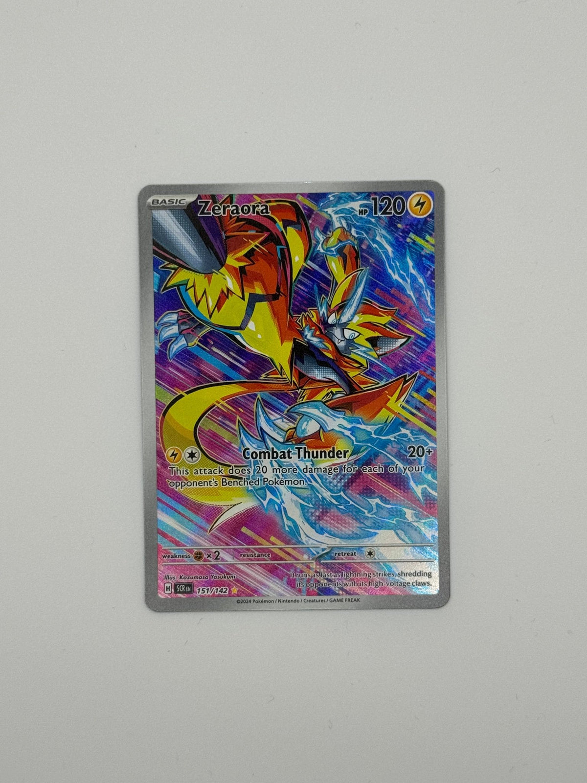 Pokémon-Karte mit Zeraora-Illustration, farbenfroher Holo-Optik